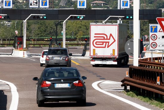 Autostrada_brennero_casello_camion_Arcese