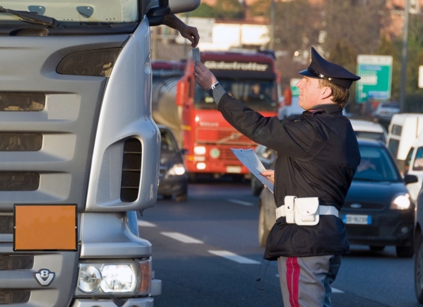 CONTROLLO_CAMION_POLIZIA