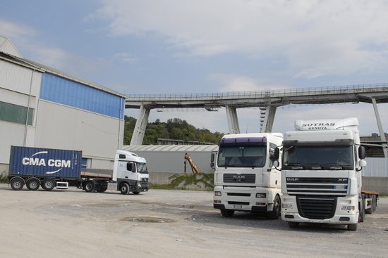 Genova_parcheggio_Campi_camion