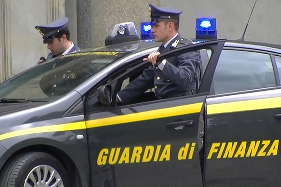 Guardia_Finanza_Agenti_auto