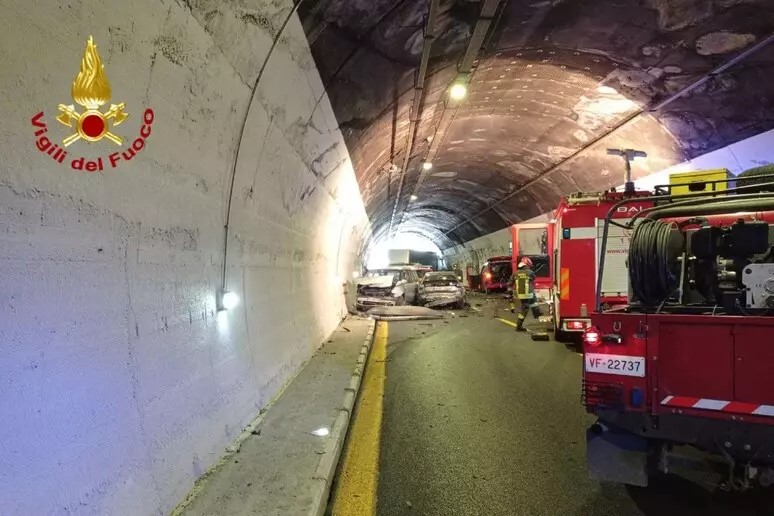 Incidente_in_galleria_A10_sei_veicoli_coinvolti_e_gravi_disagi_alla_viabilita_transportonline