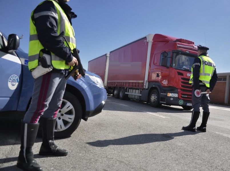 Polstrada-Polizia-stradale-ferma-camion-tir