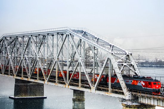 Russia_treno_merci_ponte_fiume