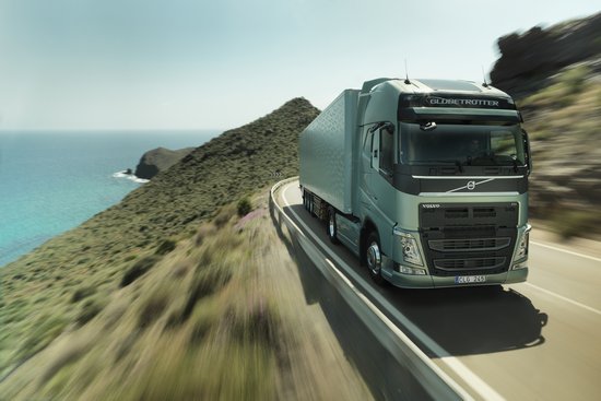 Volvo_FH_strada_costiera_mare