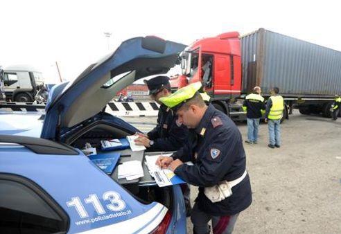 polizia-controlli-camion_01