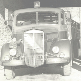 La storia del nostro lavoro comincia un autunno di fine Ottocento, con il trasporto a Genova di famiglie venete che si imbarcano per “La Merica”. Da allora tutto è profondamente cambiato : siamo cresciuti dentro quel cambiamento e oggi percorriamo quotidi