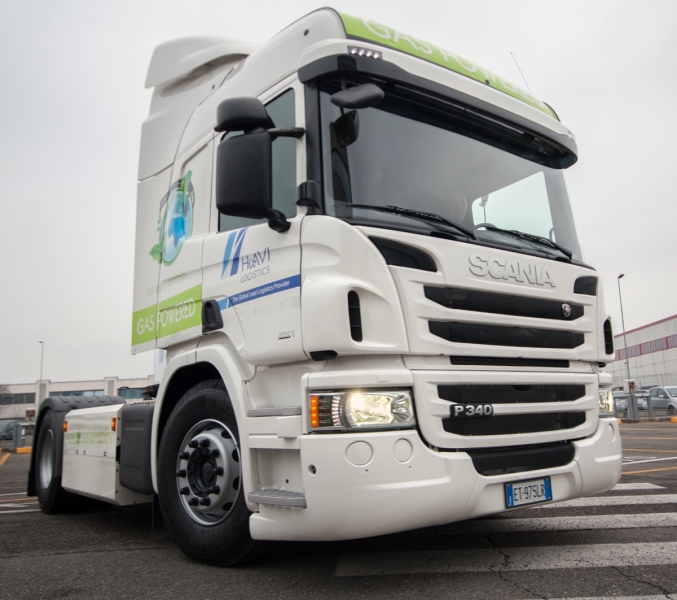 Il campione nell'economia dei consumi guida la squadra dei veicoli Scania verso TruckEmotion