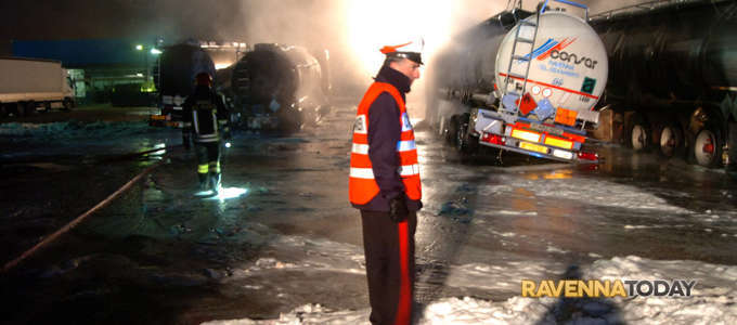 Inferno di fuoco alla Consar di Ravenna: decine di camion avvolti dalle fiamme