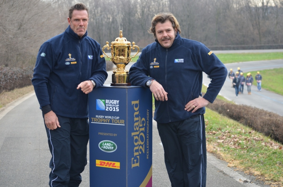 DHL porta a Milano la coppa mondiale del rugby