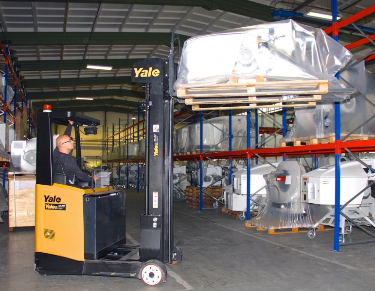 Capacit ed efficienza di magazzinaggio migliorata con il carrello retrattile Yale®