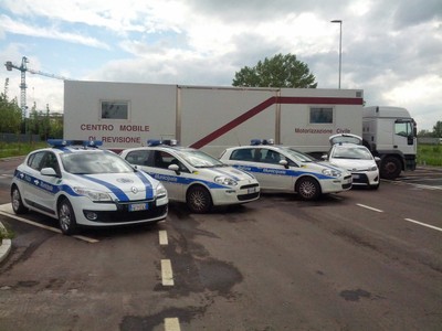 Camion inefficienti e violazione delle regole, mezzi pesanti bloccati dal Centro Mobile