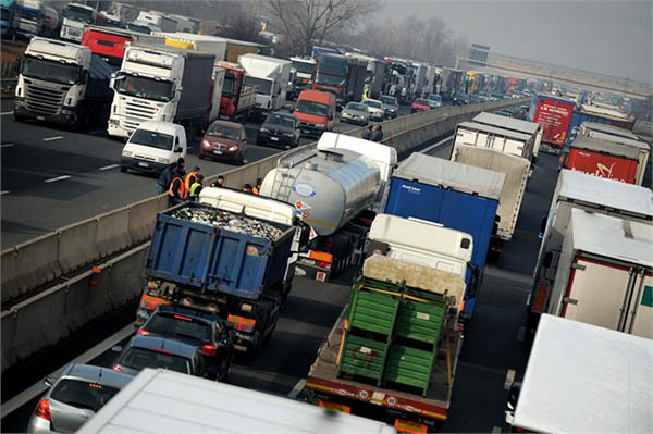 Confcommercio: autotrasporto merci in panne, sfida viene dall'Est