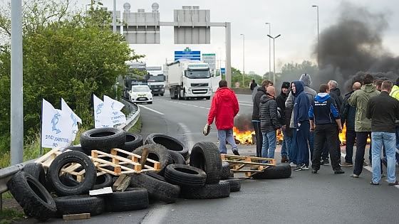 Caos a Calais, sciopero operatori dei traghetti: bloccato il tunnel della Manica