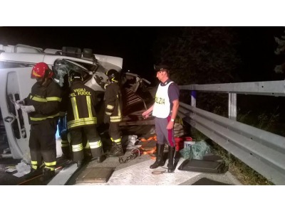 Rimini. Si ribalta con il camion e muore schiacciato.
