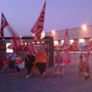 Tnt, la protesta notturna dei lavoratori: ''No ai licenziamenti''.