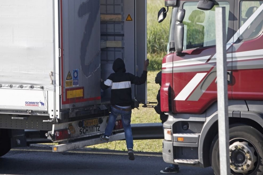 Immigrazione, migranti assaltano Eurotunnel a Calais: un morto
