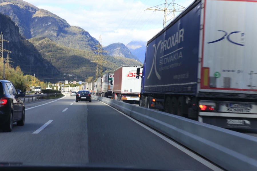 Autotrasporti: tariffe a rischio in UE con controlli doganali e tempi dilatati