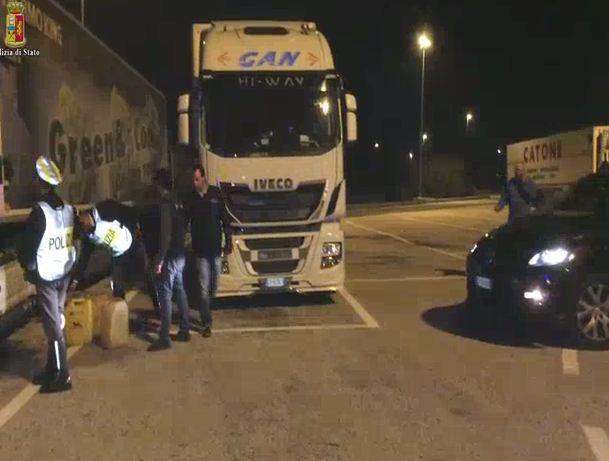 Furti di gasolio e carrozzeria ai Tir in sosta in autostrada, 4 arresti