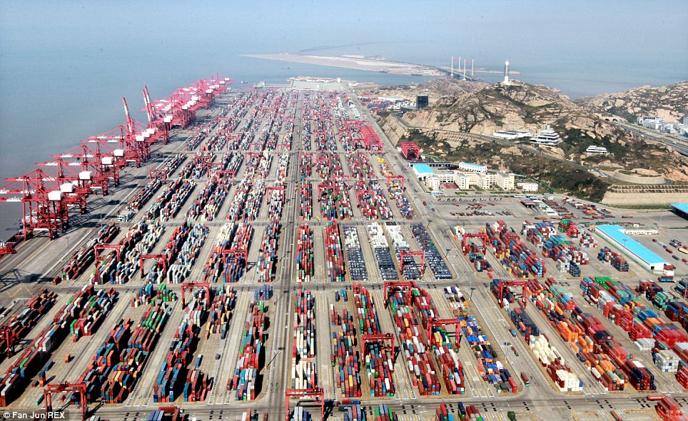 Migliaia di container abbandonati in Vietnam