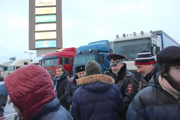 Introdotto pedaggio in Russia per veicoli sopra le 12 ton: la protesta dei camion lumaca