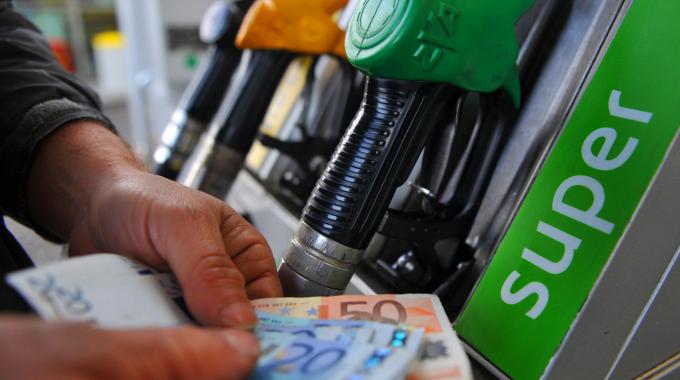 Il pieno sempre pi economico, scendono ancora i prezzi di benzina e diesel
