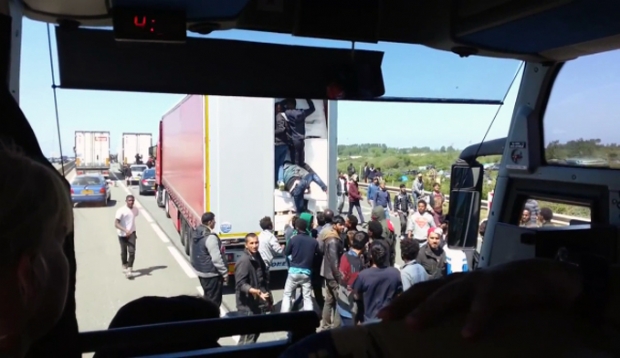 Migranti a Calais, i trasportatori inglesi chiedono l'intervento dell'esercito