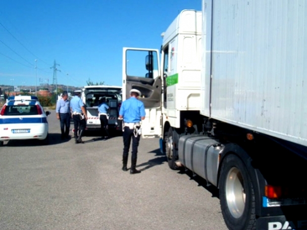 Autista, in viaggio con calamita, non si ferma al controllo e poi tenta di corrompere gli agenti