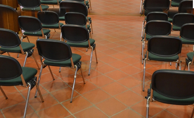 La polizia va in autoscuola mentre si svolge un corso per la CQC: ma nessuno presente