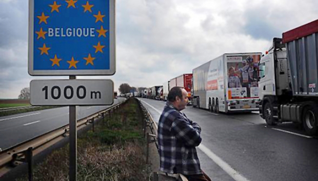 Belgio: la polizia rimuove i blocchi con la minaccia di confiscare i camion.