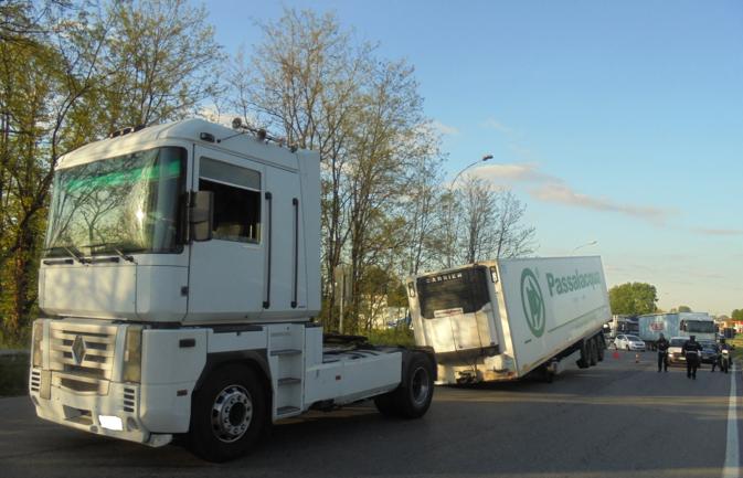 Camion perde il rimorchio, caos tra Melegnano e San Giuliano