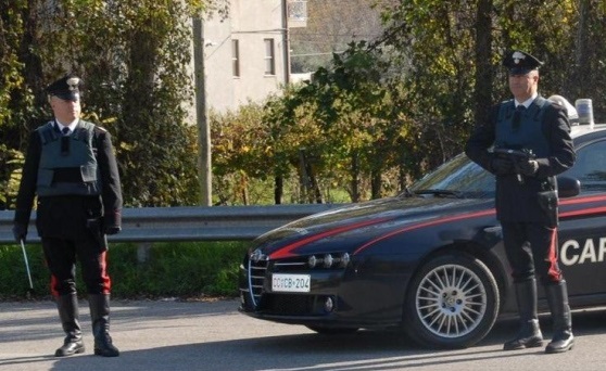 Rubano un camion carico di merce e poi spariscono