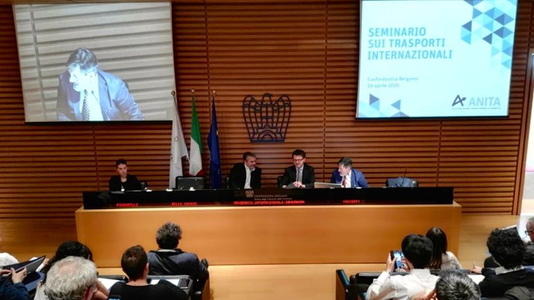 Autotrasporti: rischio invasione di compagnie straniere