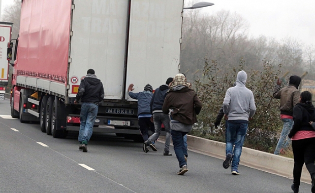 Migranti stipati in camion merci: 5mila euro per arrivare in Italia