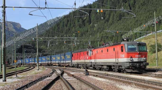 Brennero, oltre 2 milioni di tir «Vanno spostati sulla rotaia»