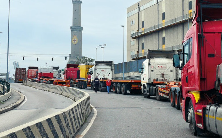 Trasportounito chiede la semplificazione della procedura di identificazione degli autotrasportatori per l'ingresso ai porti