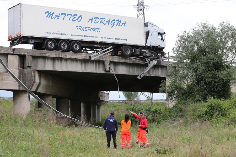 Nola, un tir fuori controllo travolge quattro operai: due morti e due feriti, uno gravissimo