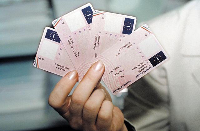 Rinnovo patente di guida: cambia l'esame, quiz informatizzati