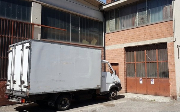 Lavoratori sottopagati e veicoli fuori norma: blitz della polizia di Aosta in magazzino ditta autotrasporti