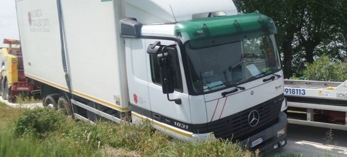Falconara, camion finisce fuori strada dopo aver imboccato la via sbagliata