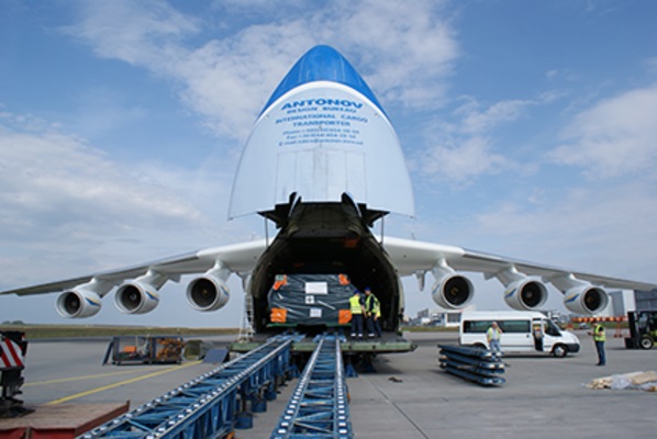 l pi grande aereo cargo del mondo vola su Abu Dhabi