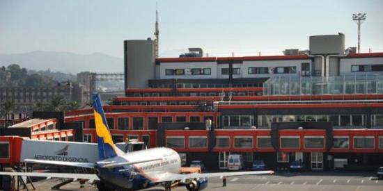 L'aeroporto di Genova ritocca i diritti sulle merci. Spedizionieri all'attacco