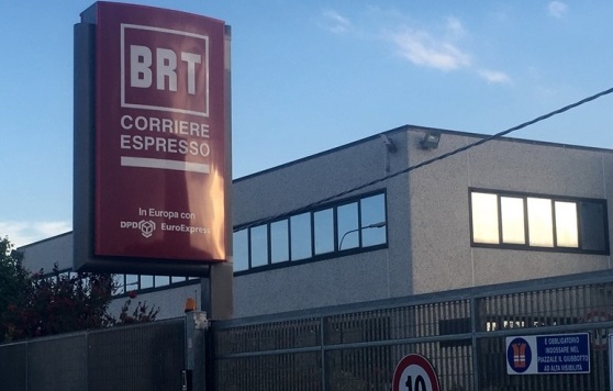 Tentano il furto da Brt e bloccano la strada con i trattori