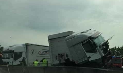 Incidente sull'A1, camion si schianta tra Lodi e Milano: traffico in tilt