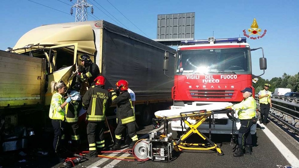 Treviso, scontro tra tir in Tangenziale: morto un insegnante di 57 anni,