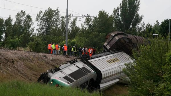Deraglia treno merci a Modena, due feriti lievi