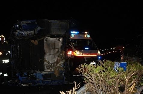 Inferno in A4: tir travolge auto, cabina si spacca su corsia opposta