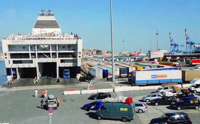 Esplosivo su un traghetto passeggeri: camion fermati dalla Capitaneria