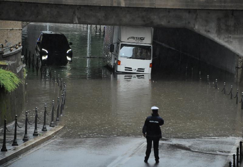 Maltempo Nord Italia: allagamenti sulle strade statali 28 e 490, in Liguria e Piemonte