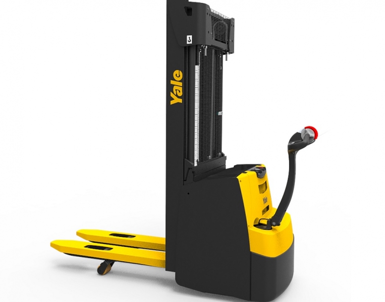 Yale® amplia la gamma con lo stoccatore con operatore a terra e sollevamento delle forche e il suo primo stoccatore con portata 2 tonnellate