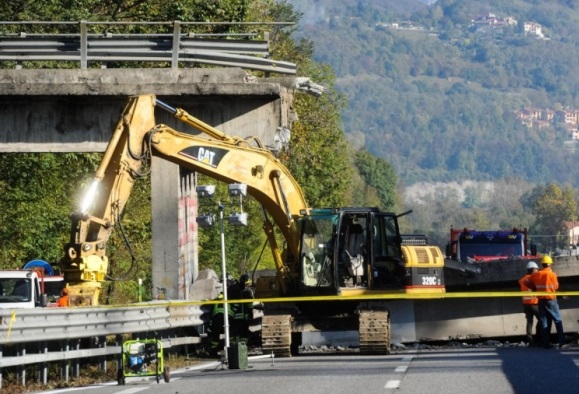 Incontro al Mit sul cavalcavia di Annone